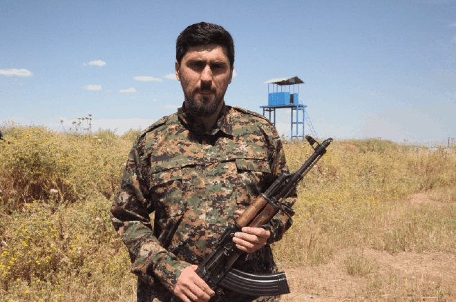 Oltre ai suoi contributi su Bitcoin, Amir in Siria ha prestato servizio nell&rsquo;esercito dell&rsquo;YPG e ha lavorato nella società civile del Rojava su vari progetti economici per un anno e mezzo.